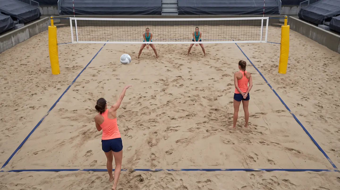 Illustration: a serve seen from the TV camera behind the baseline, the Vision overlay follows the server, the ball and the receiving pair.